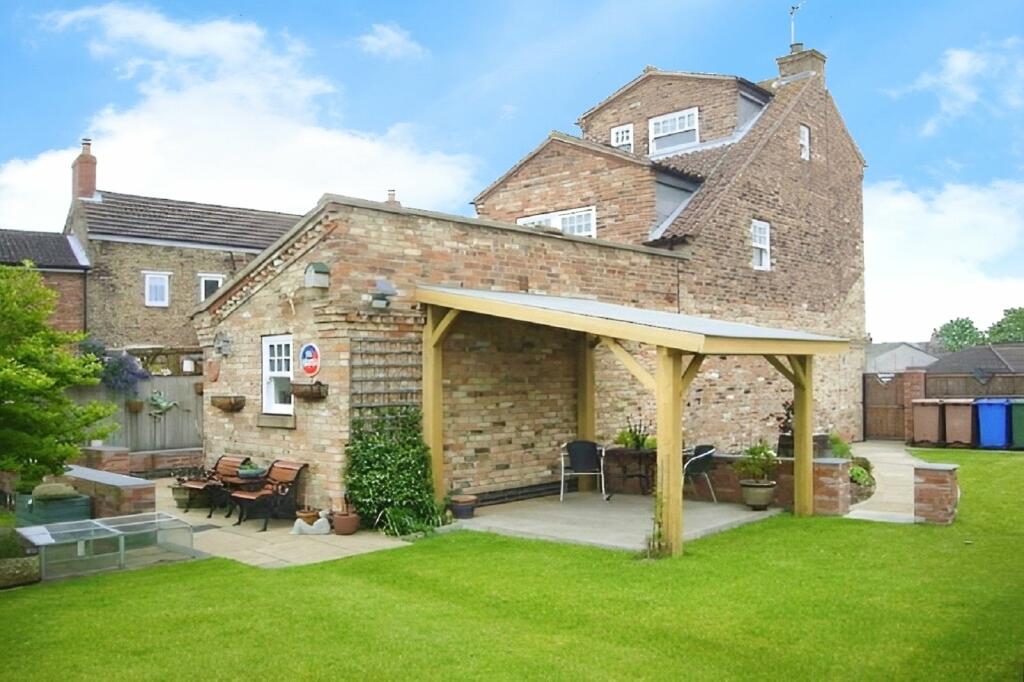 3 bedroom semidetached house for sale in High Street, Swinefleet