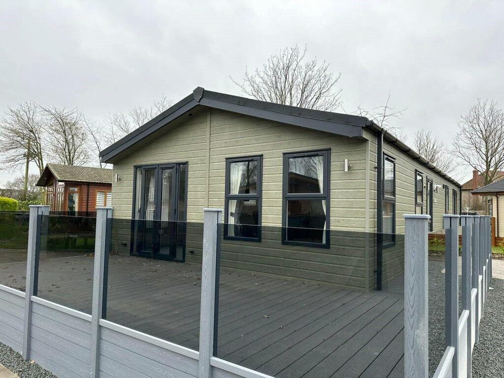 2 bedroom detached house for sale in Cliffe Common, Selby, YO8