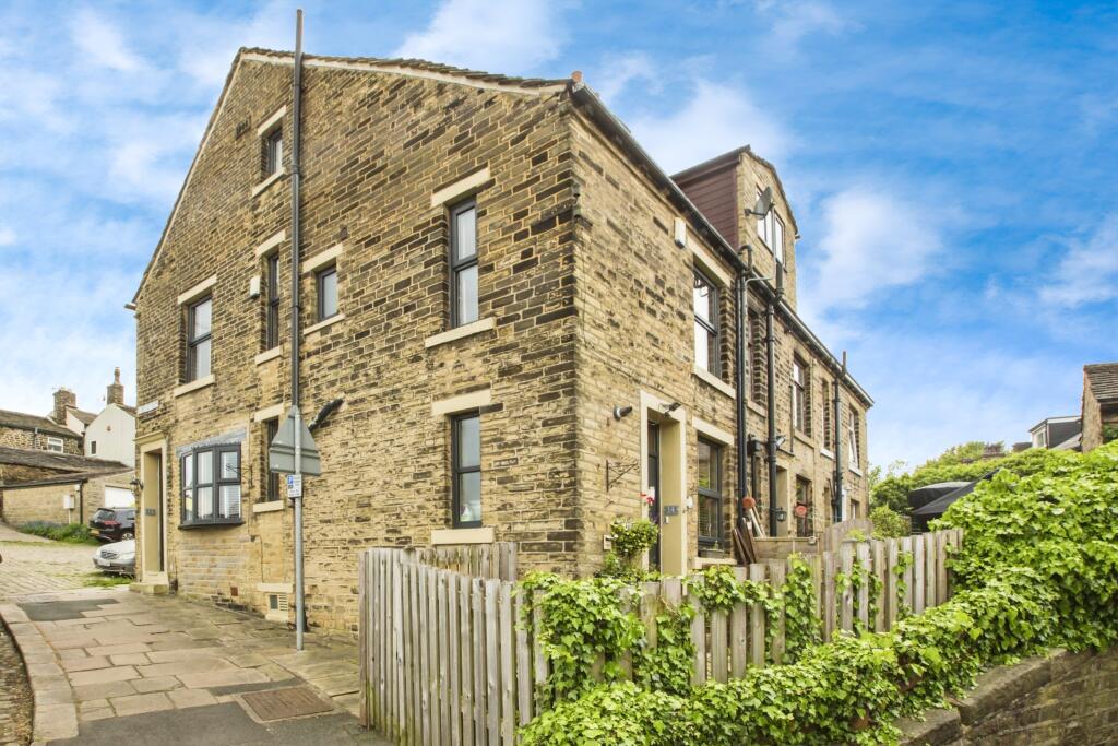 4 bedroom end of terrace house for sale in Skircoat Green, Halifax