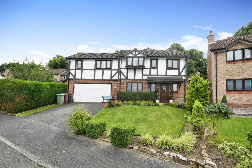 4 bedroom detached house for sale in Church Close, Wingerworth