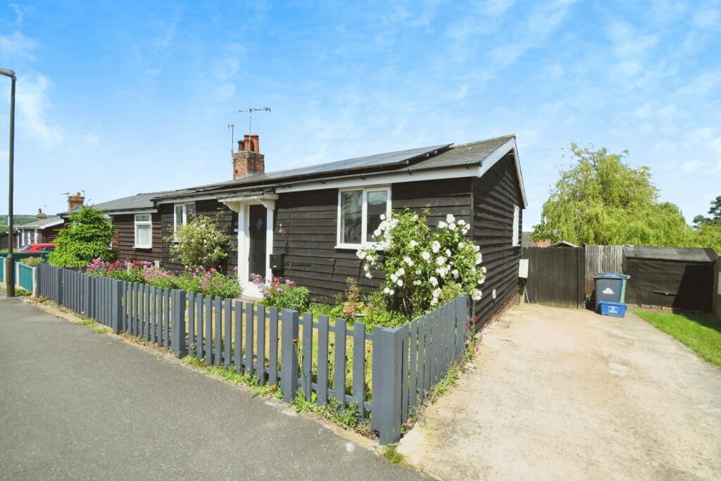 2 bedroom bungalow for sale in Hollingwood Crescent, Hollingwood