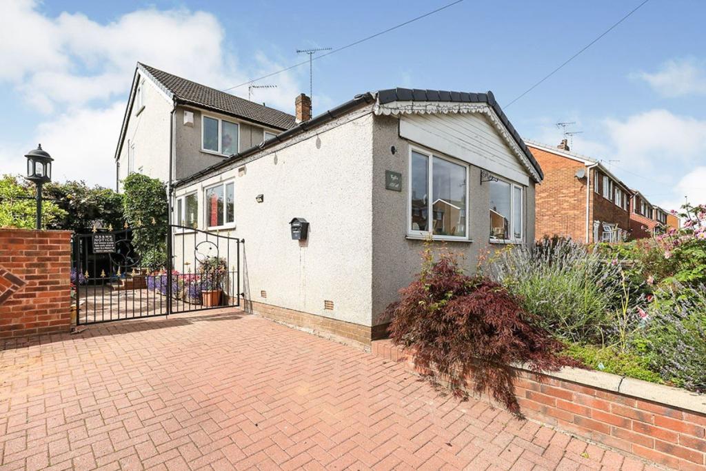 4 bedroom semidetached house for sale in Broomfield Avenue, Hasland