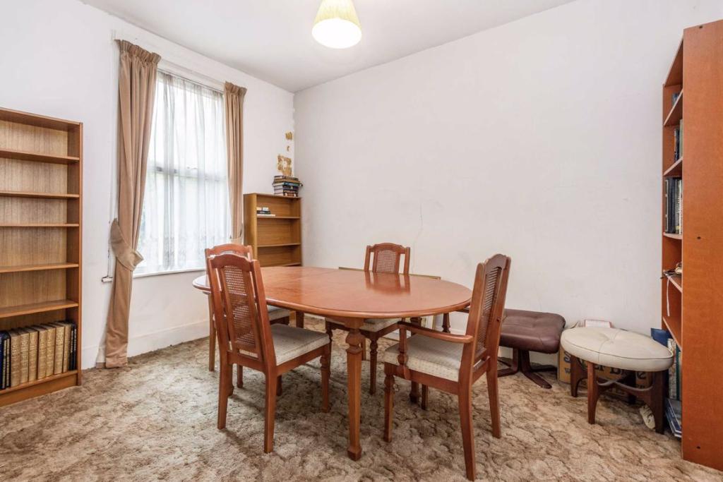 2 bedroom terraced house for sale in Gloucester Road, Acton, W3