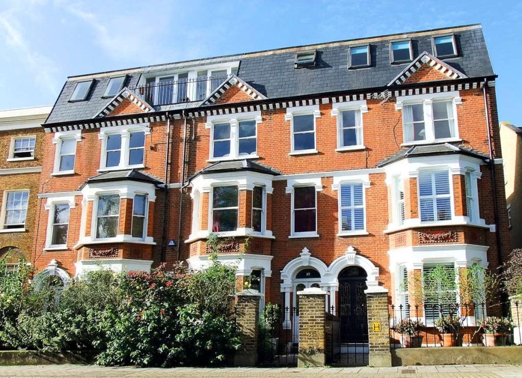 2 bedroom penthouse for sale in Clapham Common West Side, London, SW4