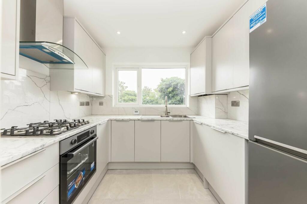2 bedroom flat for rent in Grove Park Road, Chiswick, W4