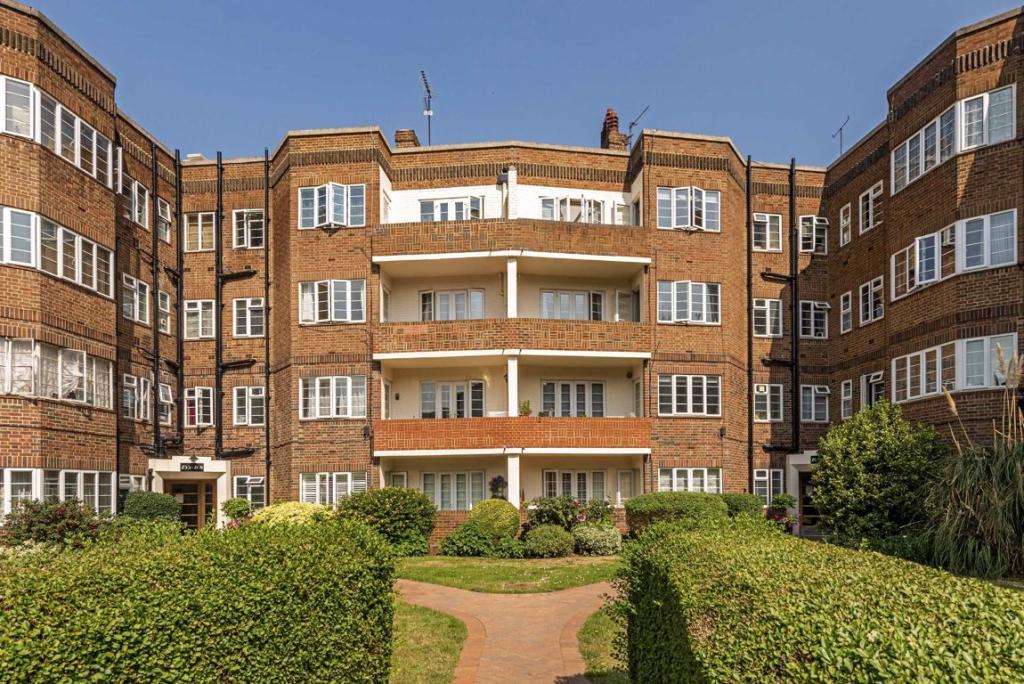 2 bedroom flat for sale in Chiswick Village, Chiswick, W4