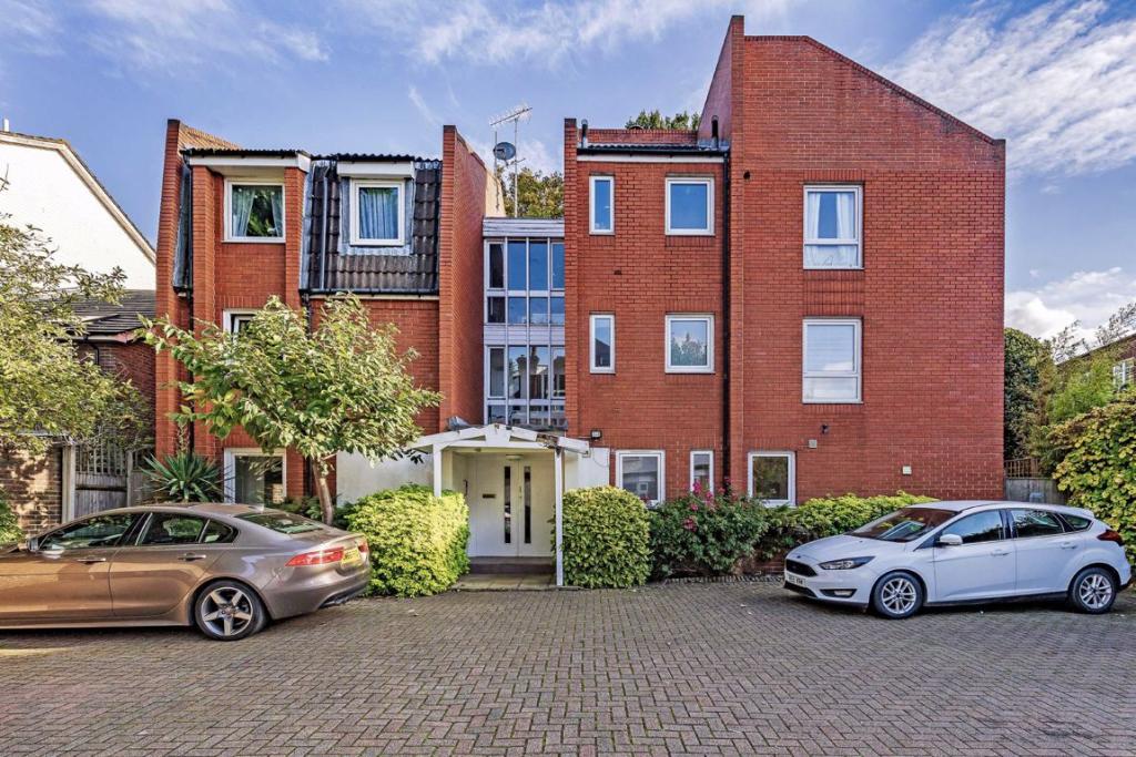 2 bedroom flat for sale in Kingston Hill, Kingston Upon Thames, KT2