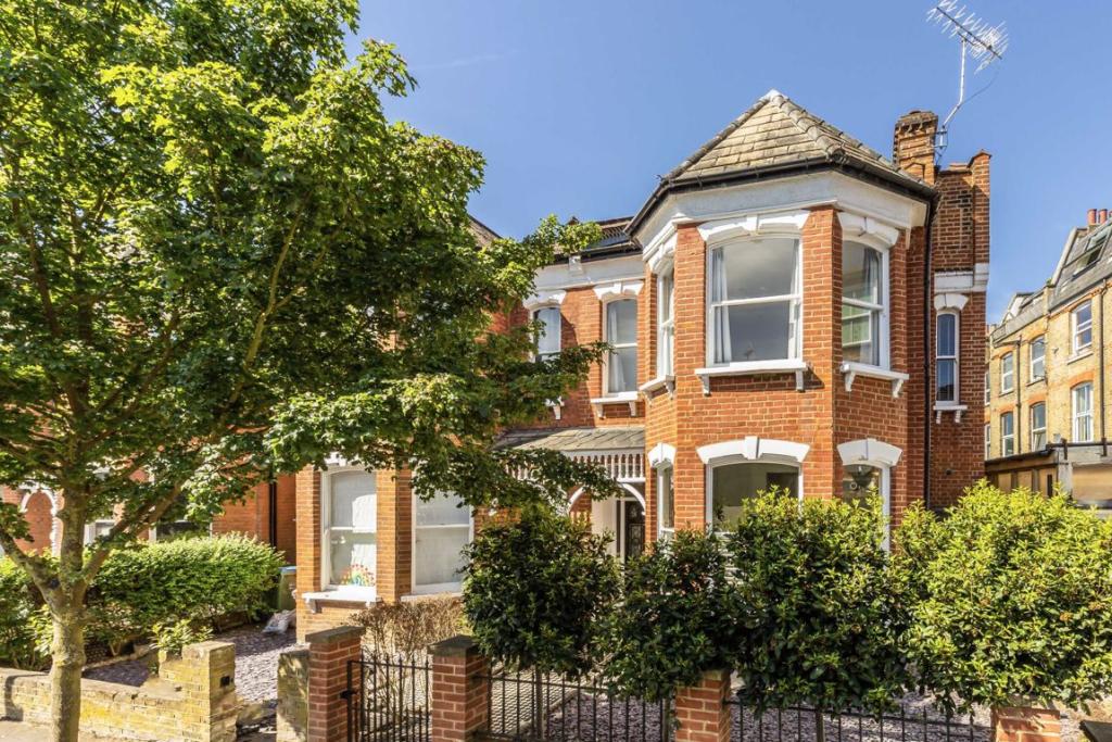 4 bedroom house for rent in Morley Road, East Twickenham, TW1