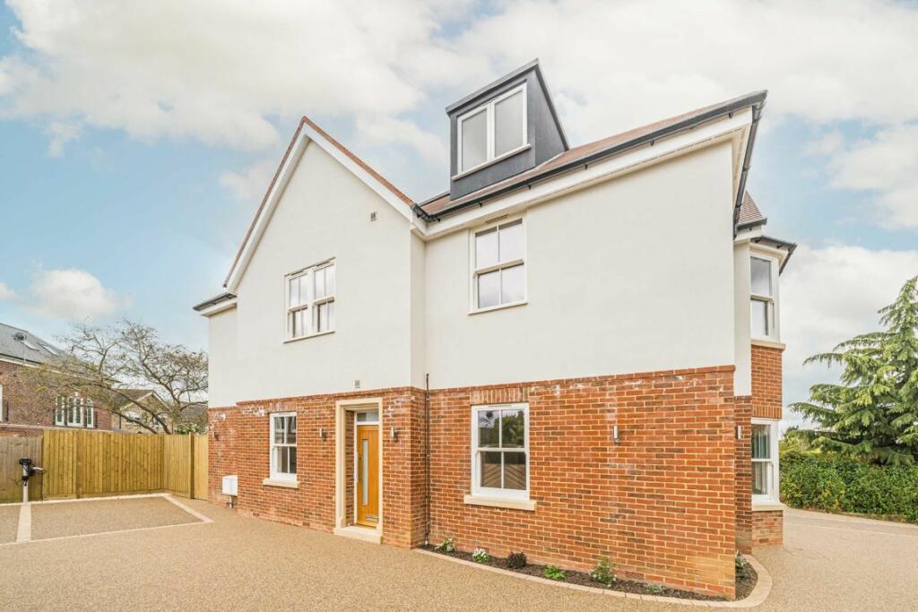 3 bedroom flat for sale in Portsmouth Avenue, Thames Ditton, KT7