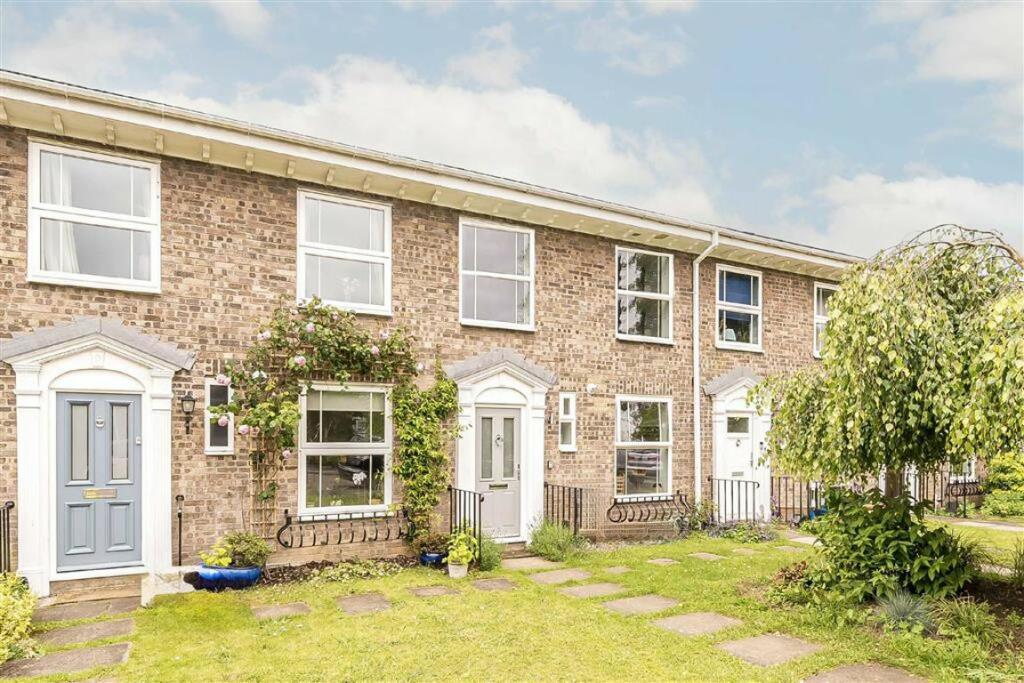 2 bedroom house for sale in Chadwick Close, Teddington, TW11