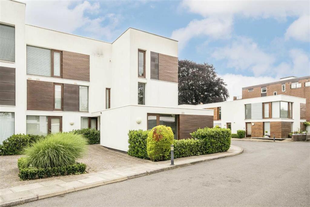 1 bedroom flat for sale in Rivermead Close, Teddington, TW11