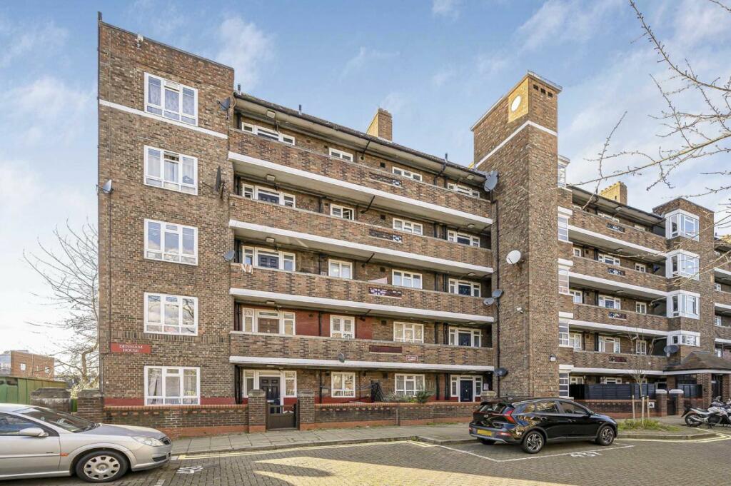 3 bedroom flat for sale in White City Estate, Shepherds Bush, W12