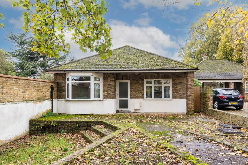 3 bedroom bungalow for sale in Ridgeway Road, Isleworth, TW7