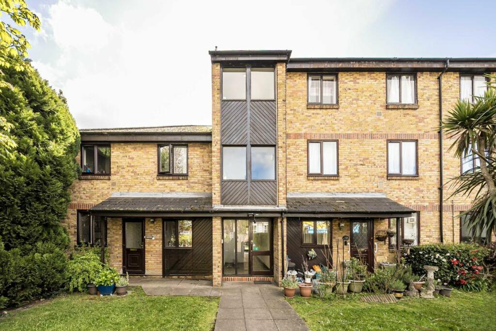 2 bedroom flat for sale in St. Stephens Road, Hounslow, TW3