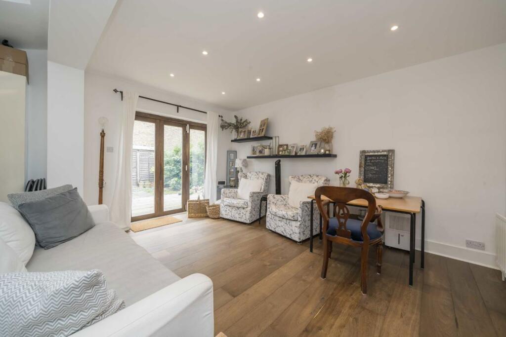 Main image of property: The Avenue, Chiswick