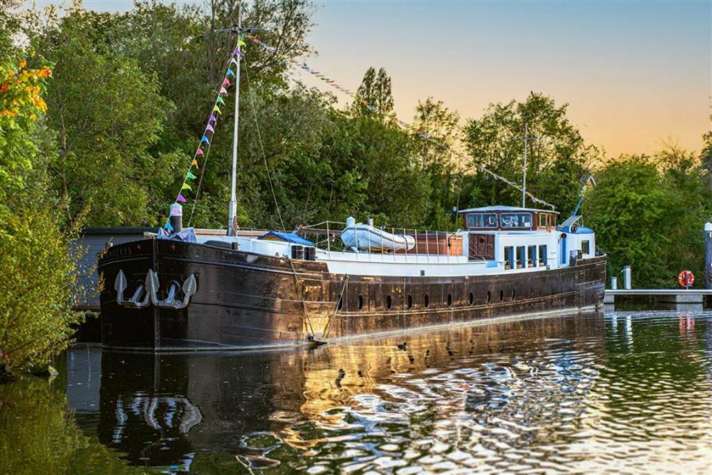 Main image of property: Shepperton Marina, Shepperton