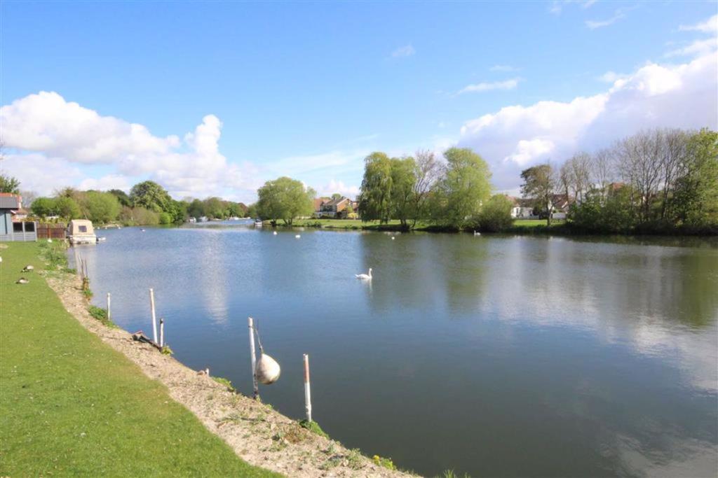 2 bedroom house for sale in Chertsey Lane, StainesUponThames, TW18