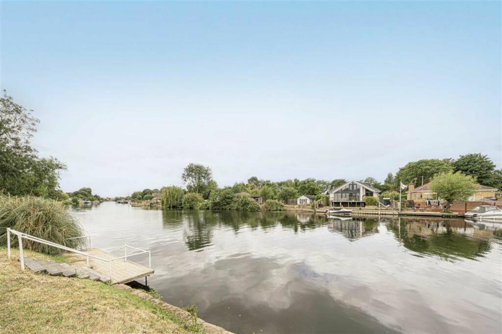 4 bedroom house for sale in Staines Road, Laleham, TW18