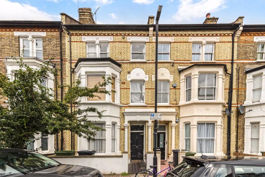 2 bedroom flat for rent in Sandmere Road, Clapham North, SW4