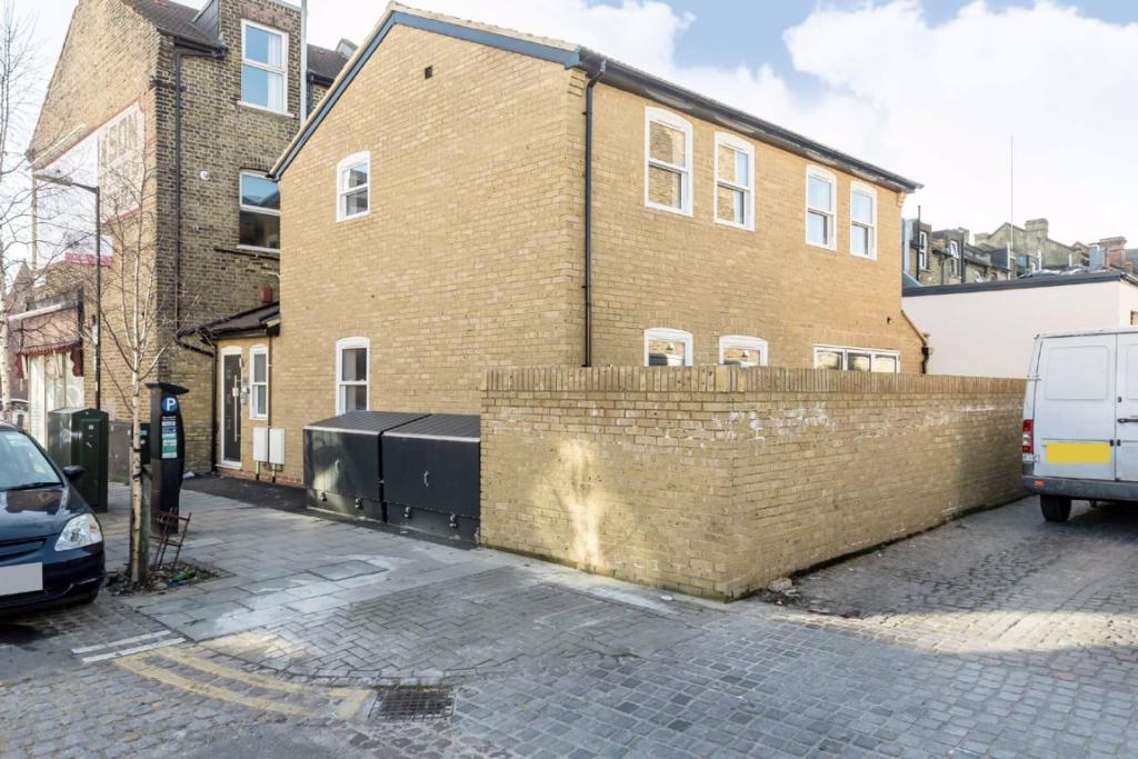 3 bedroom flat for sale in Hamilton Road, Wimbledon, SW19
