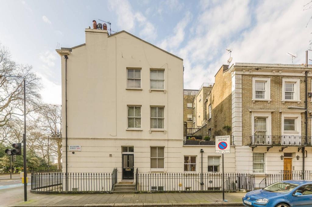 2 bedroom flat for rent in Grosvenor Road, Pimlico, London, SW1V