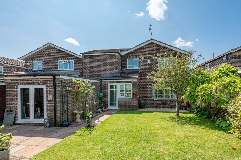 4 bedroom detached house for sale in Horsfield Way, Dunnington, York