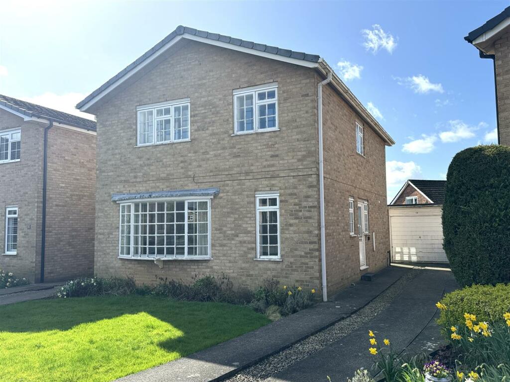 4 bedroom detached house for sale in Scaudercroft, Dunnington, York
