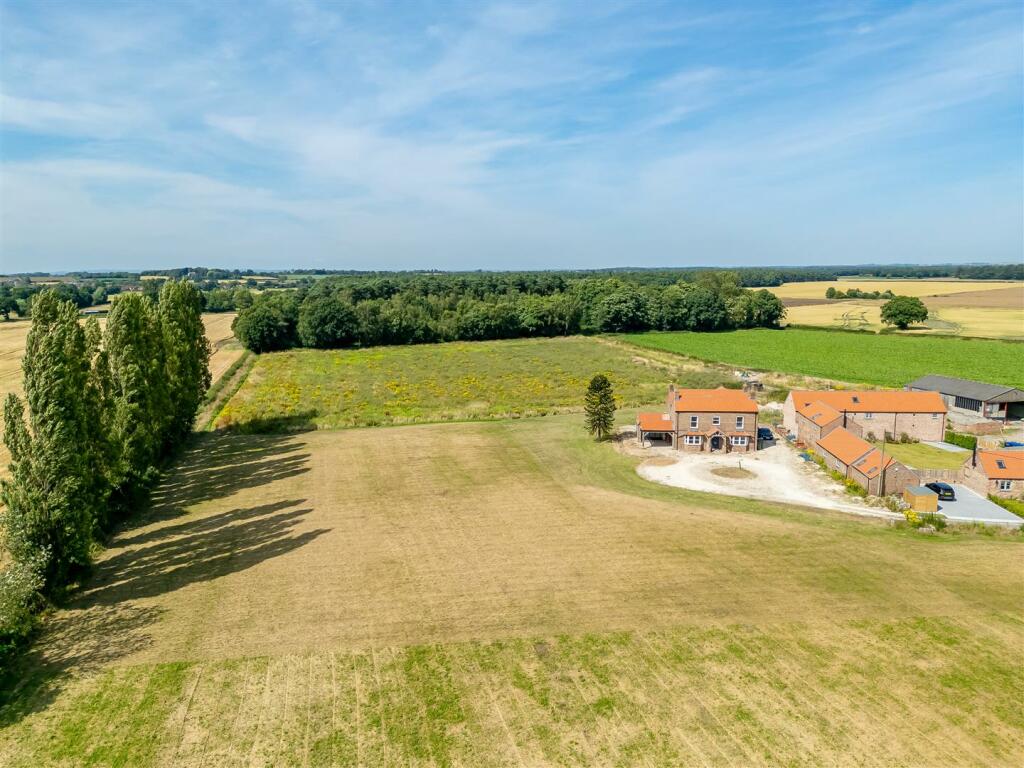 4 bedroom detached house for sale in Hull Road, Dunnington, York YO19 5LR, YO19