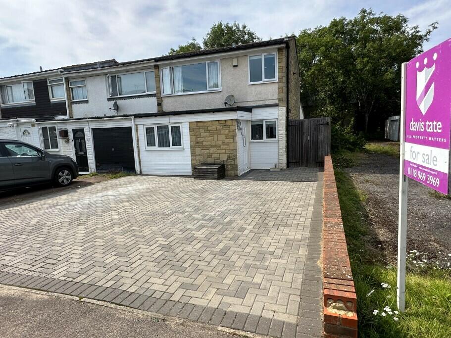 3 bedroom end of terrace house for sale in Hanwood Close, Woodley, Reading, Berkshire, RG5