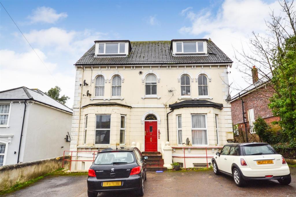 2 bedroom flat for sale in Battle Road, St. LeonardsOnSea, TN37