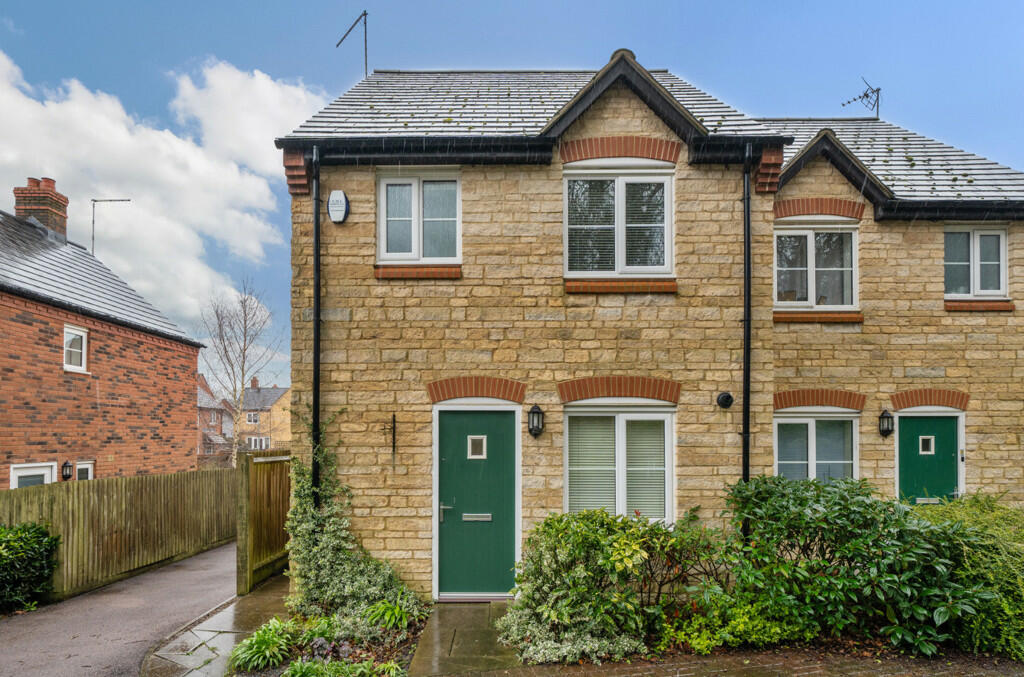 3 bedroom semidetached house for sale in Lime Kiln Close, Silverstone