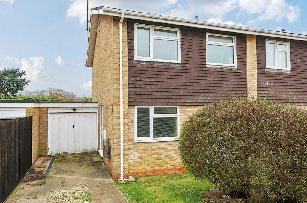 3 bedroom semidetached house for sale in Highfields, Towcester