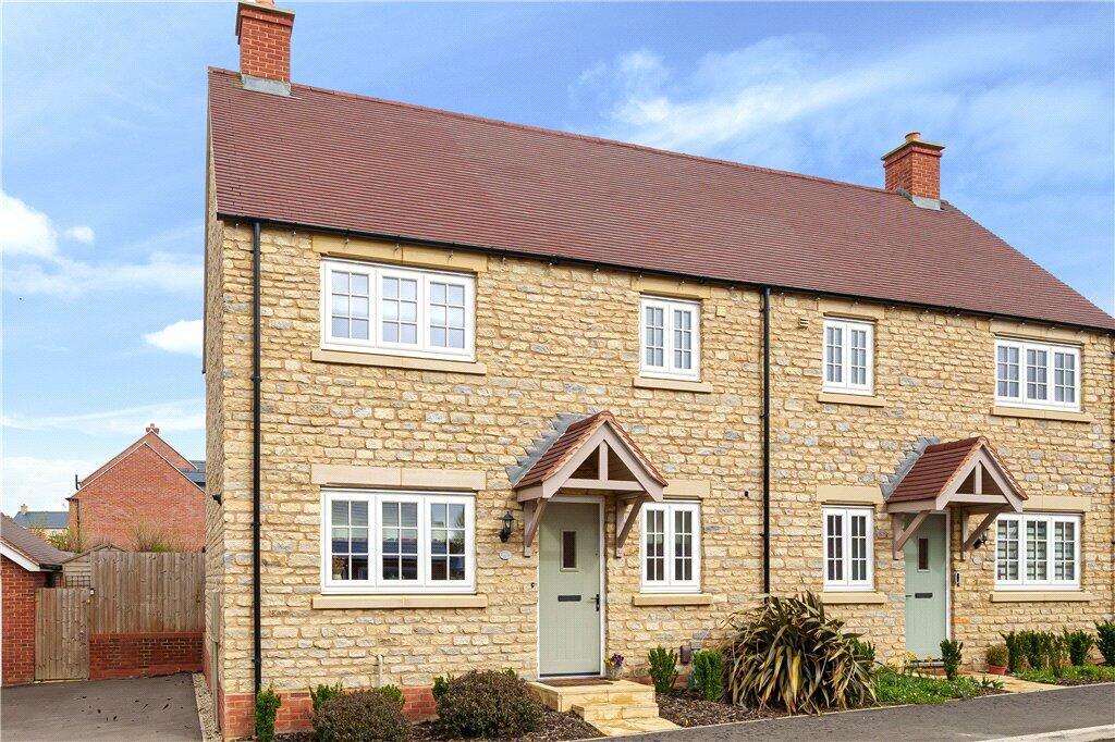 3 bedroom semidetached house for sale in Tanters Road, Towcester