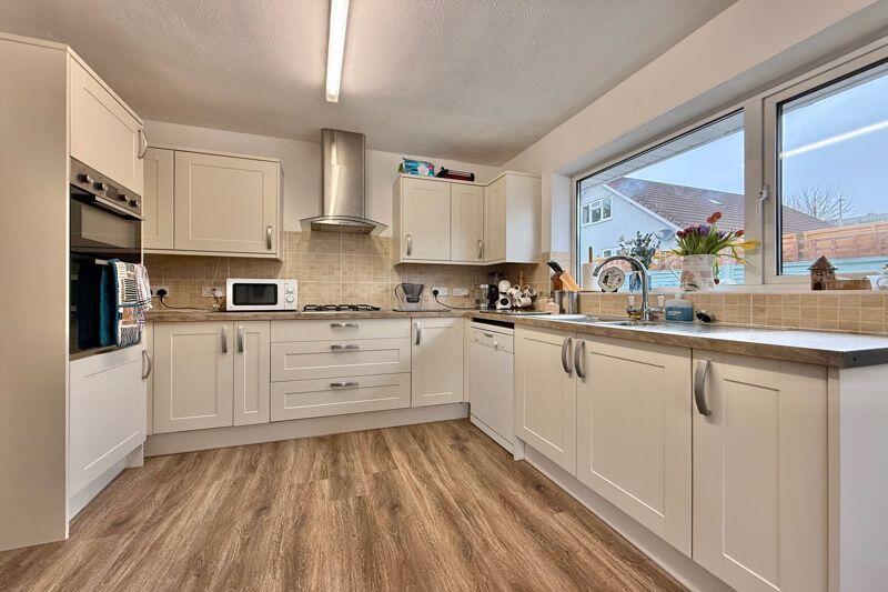 Additional property image - Cherrywood Road, Worle - 3 DOUBLE BEDROOMS