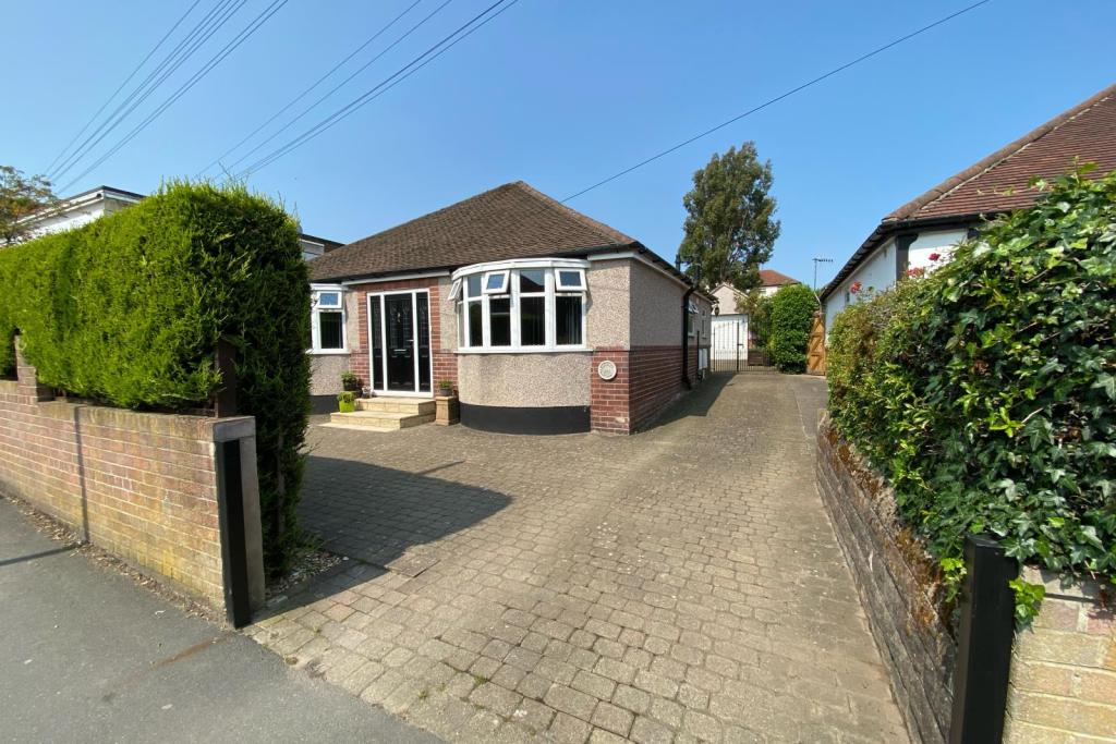 3 bedroom detached bungalow for sale in Bocking Lane, Greenhill