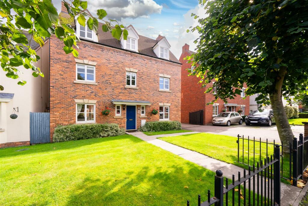 5 bedroom detached house for sale in Morecroft Drive, Chase Meadow