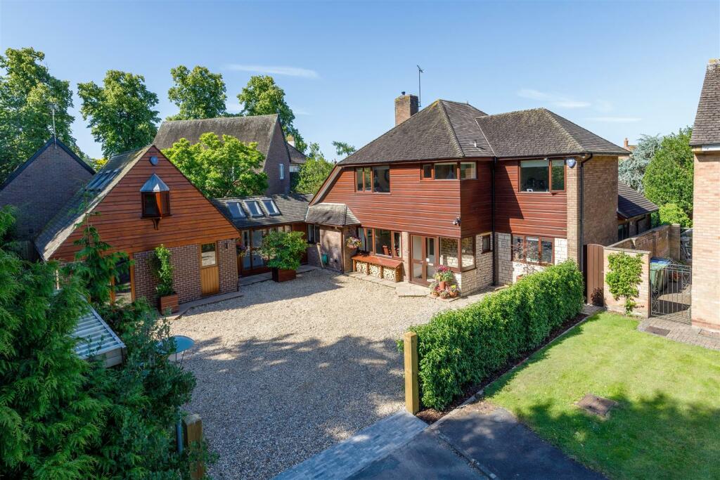 5 bedroom detached house for sale in Wellesbourne Road, Barford, Warwick, CV35