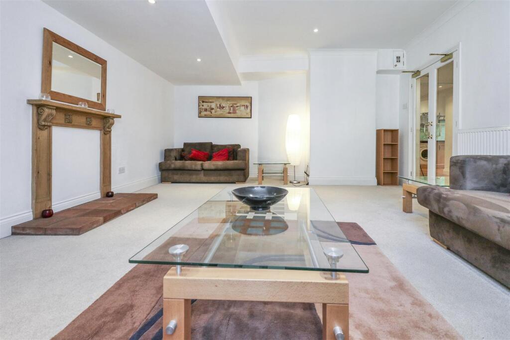 Additional property image - Neville Court, Jury Street, Warwick