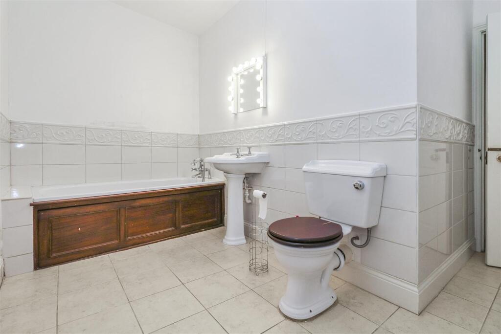Additional property image - Neville Court, Jury Street, Warwick
