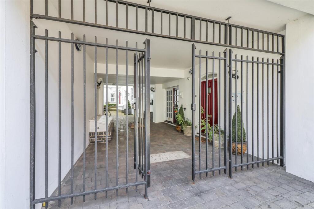 Additional property image - Neville Court, Jury Street, Warwick