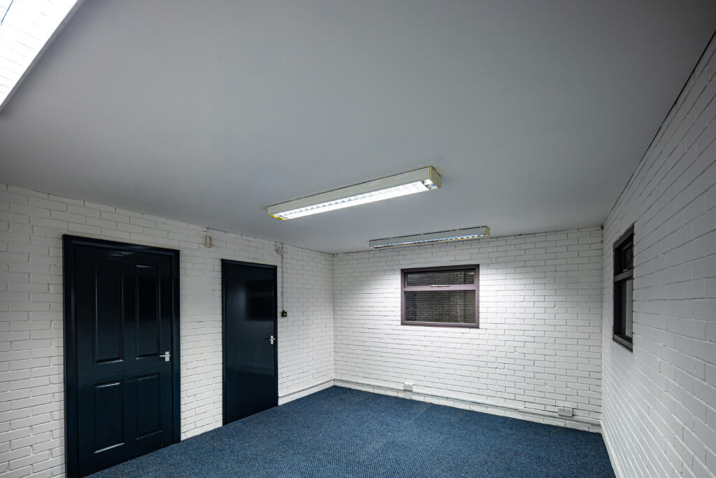 Additional property image - Swan Centre Avenue Farm, Warwickshire, CV37 0HS
