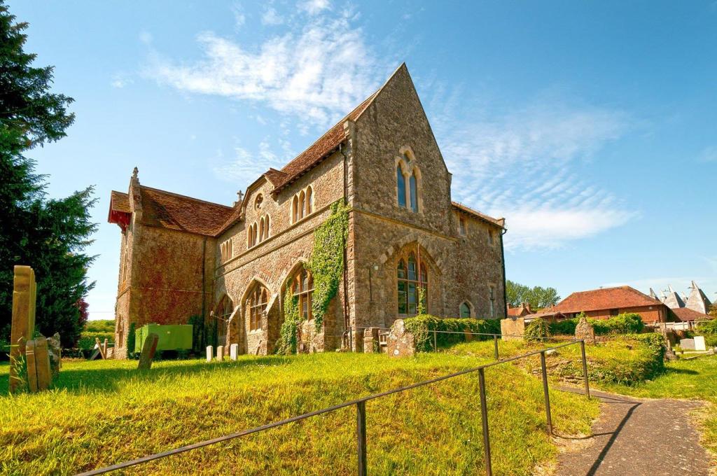 3 bedroom detached house for sale in Lower Road, East Farleigh