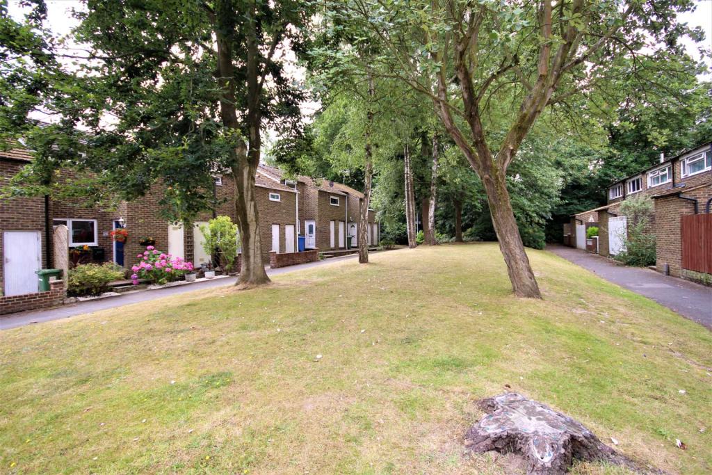 2 bedroom end of terrace house for sale in Lingwood, Bracknell, RG12