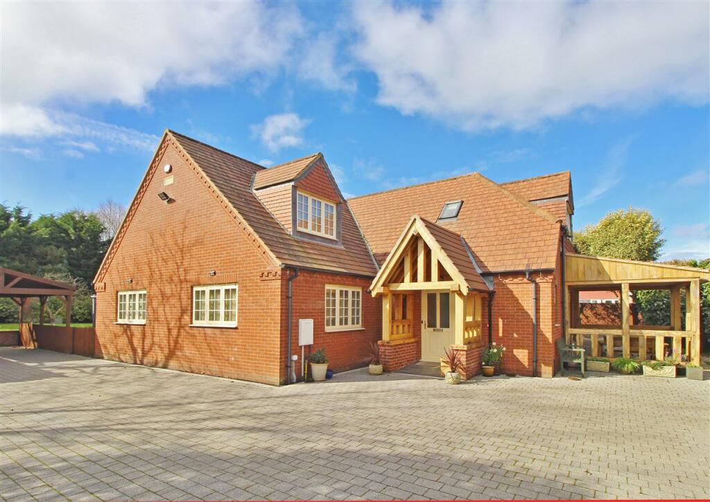 4 bedroom detached house for sale in Manthorpe Road, Grantham, NG31