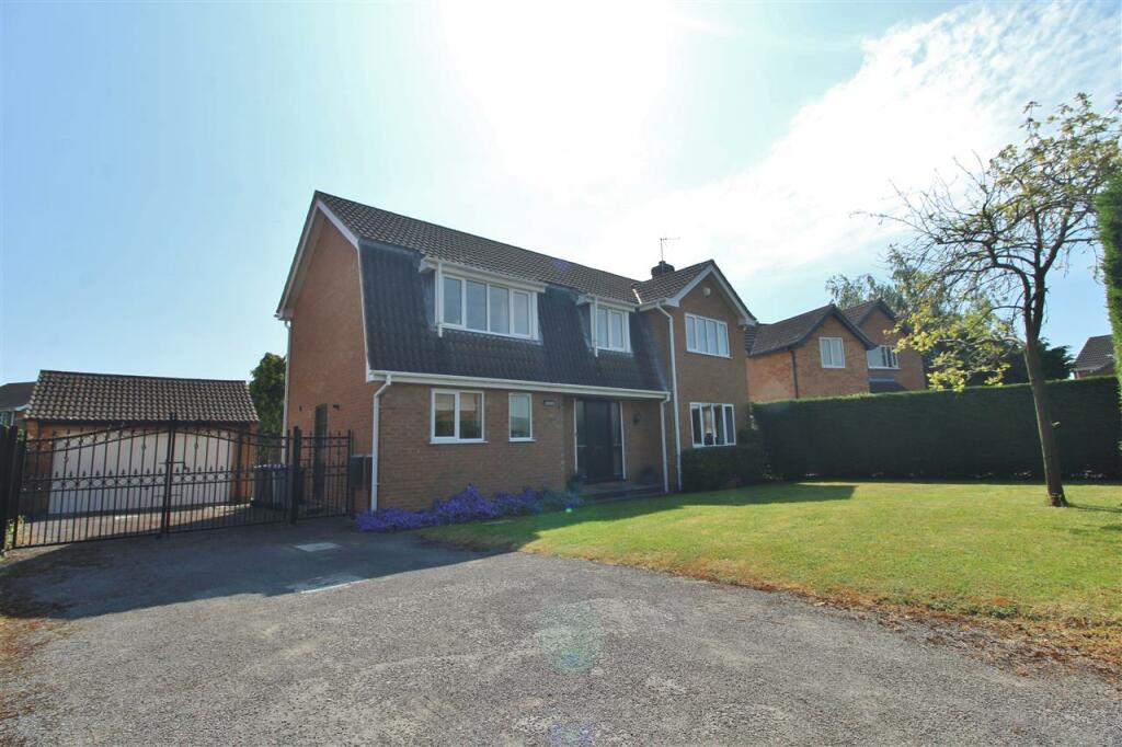 4 bedroom detached house for sale in Langdale Crescent, Grantham, NG31