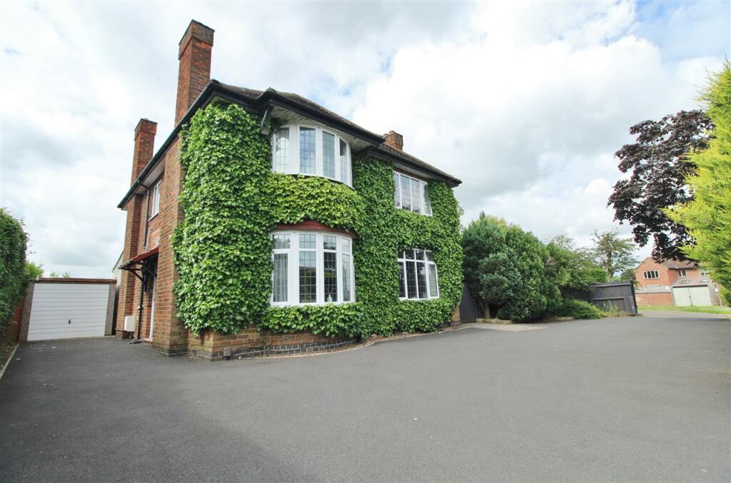 4 bedroom detached house for sale in Belton Avenue, Grantham, NG31