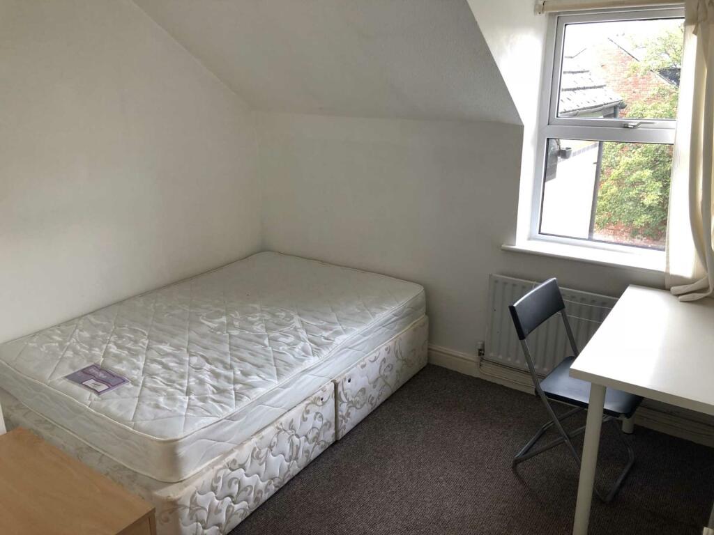 2 bedroom flat for rent in Wilmslow Road, Fallowfield, M14
