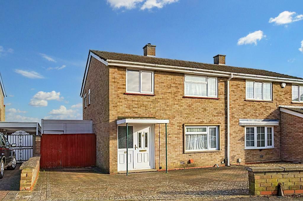 3 bedroom semidetached house for sale in Waveney Avenue, Bedford, MK41