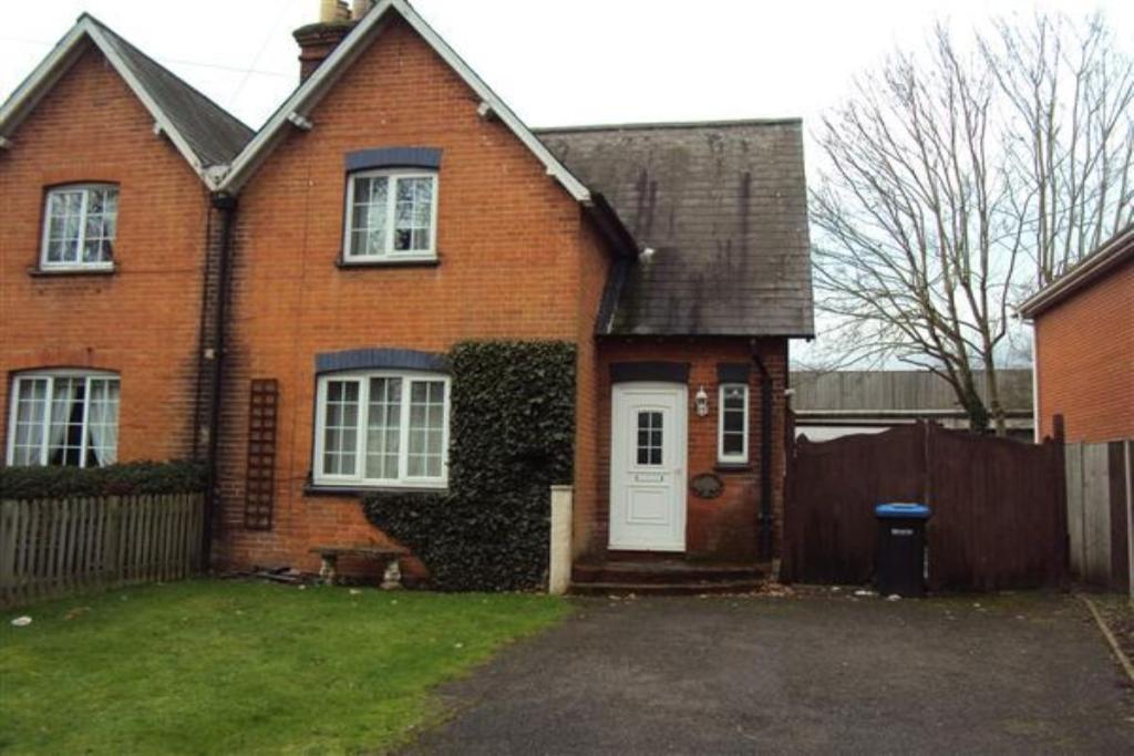 4 bedroom semidetached house for rent in Crown Cottages Vicarage Road