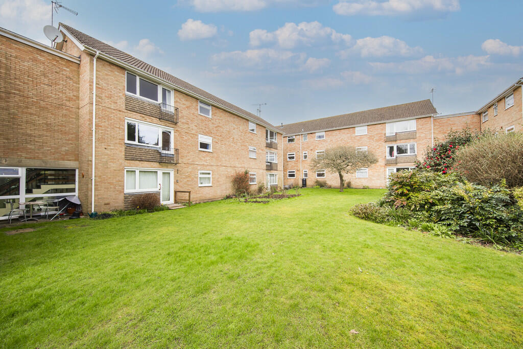 2 bedroom ground floor flat for sale in Park Road, Southborough, TN4